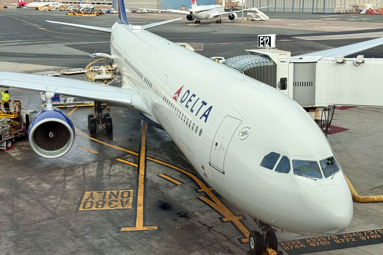 Delta plane at gate