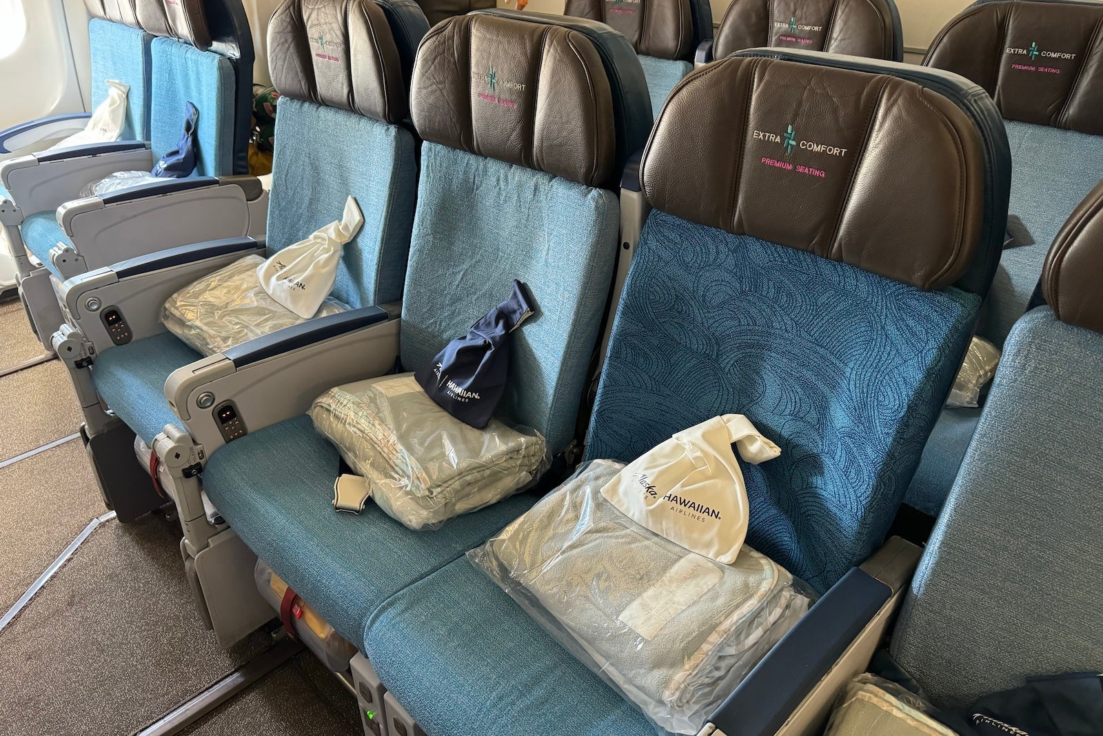 a row of blue airplane seats