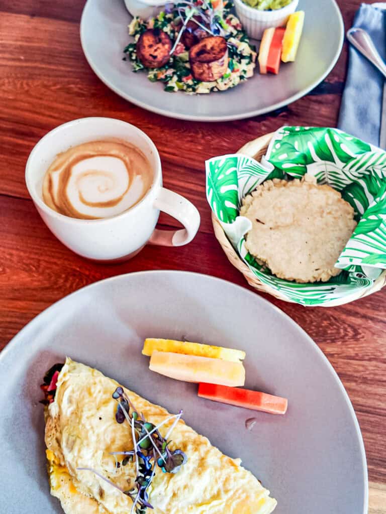 omelet with coffee and tottillas